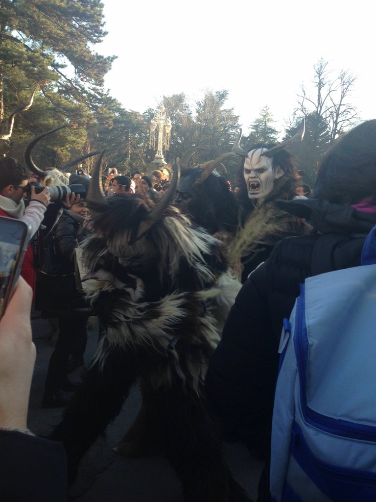 yrmaysy's tweet photo. #nataledame è anche krampus! #Merano #visitmerano #trentino https://t.co/pAmQty3CFn