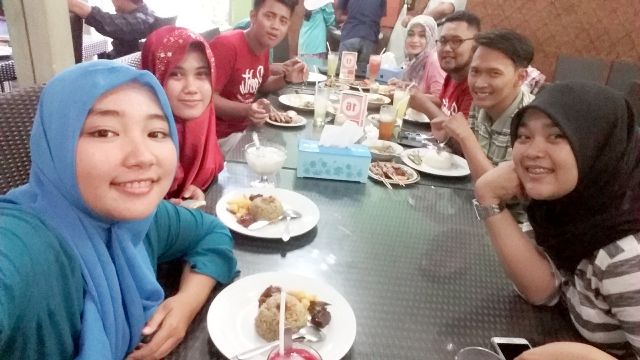 FhUnikal's tweet photo. Tetep kompak kakak kakak 
@jauharms @NUGRAHADYANEKO @anwarhaakim ..😊 https://t.co/nEd80ldc7S