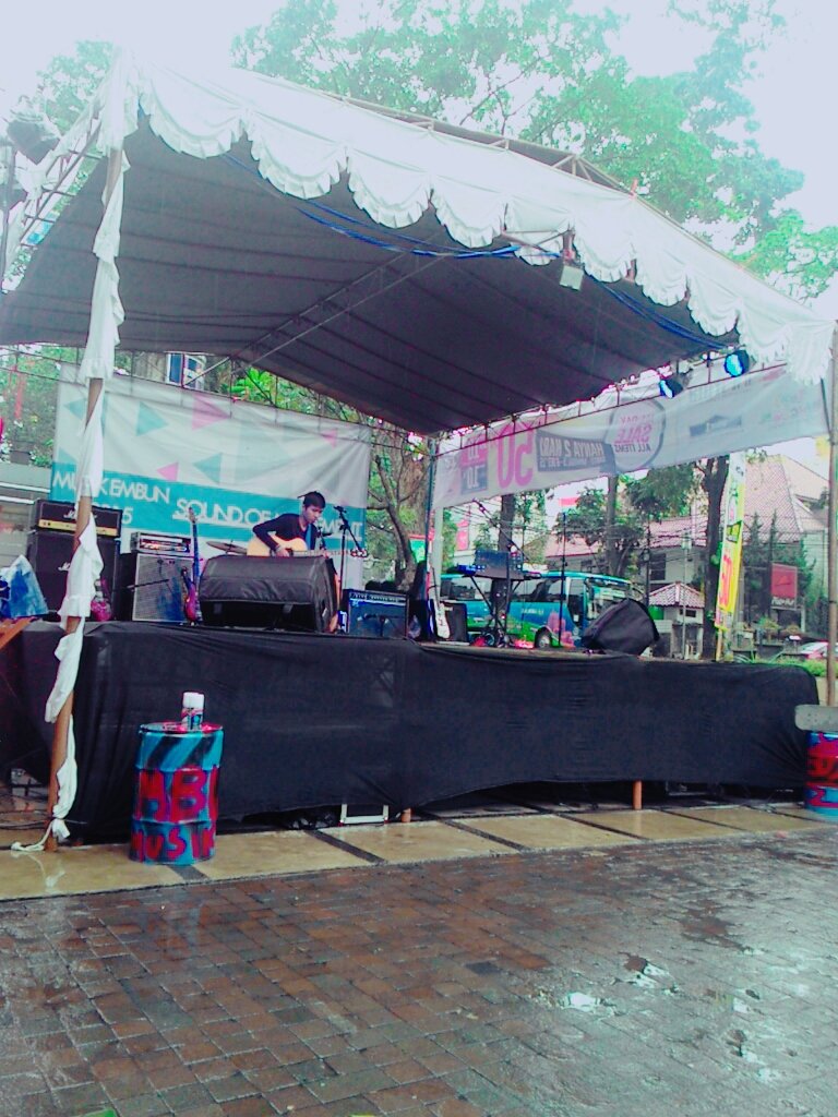 Keren banget  performance finger style  dari isya krisna di inagurasi musik embun