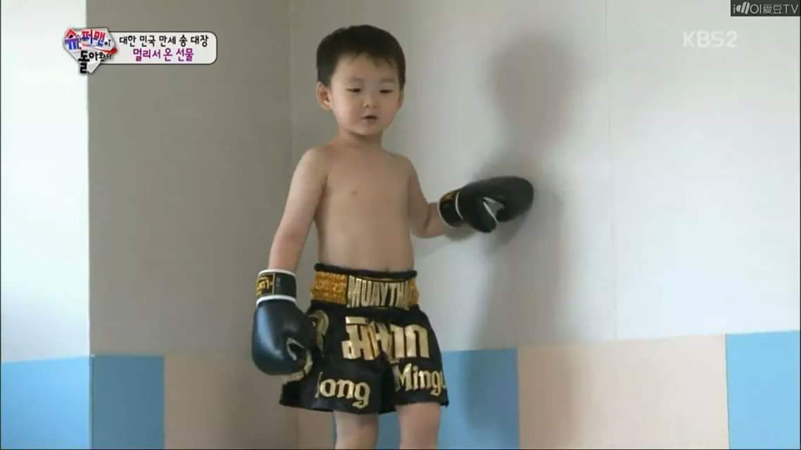 20120316_TH's tweet photo. กางเกงมวย+นวม ของขวัญจากเพจเราที่ส่งไปให้เด็กๆตอนวันเกิด ร้องไห้หนักมาก อัปป้าใส่เกือบไม่ได้ 😂😂😂😂😂 https://t.co/5JXtxC5qiw