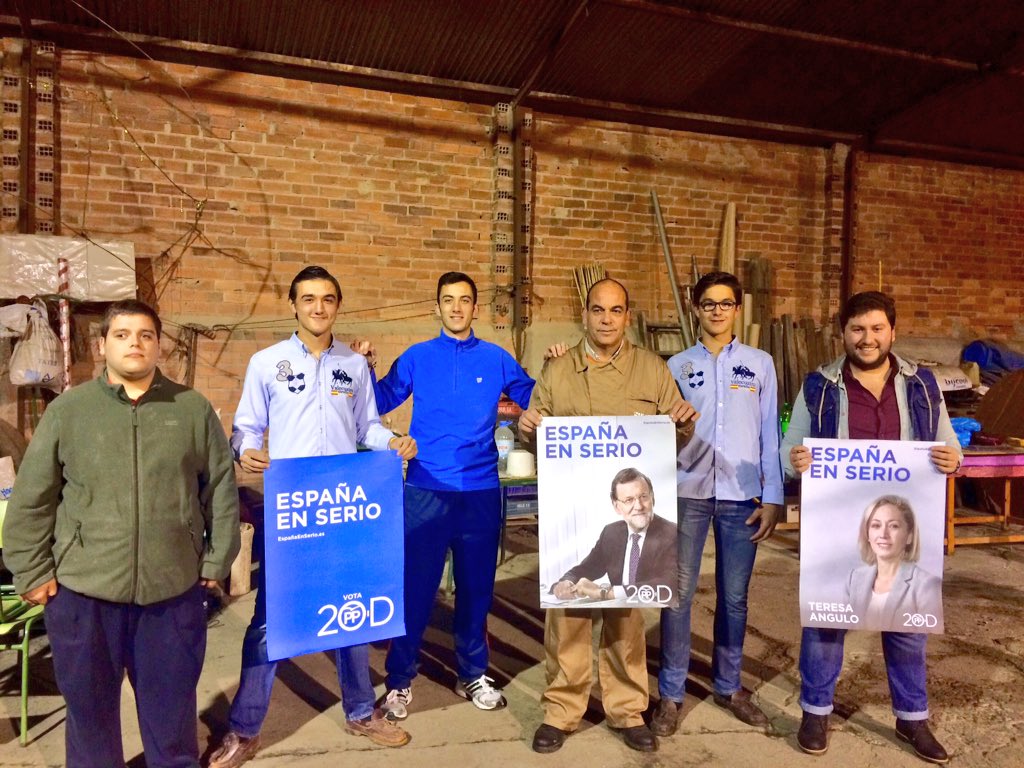 NNGGArroyoSS's tweet photo. Pegada de cárteles, campaña electoral. #EspanaEnSerio https://t.co/zxlRCKJzp3