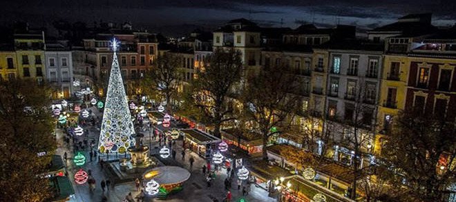 amaralteviajes's tweet photo. Ayer fuimos a dar un paseo x #Granada y en #Navidad es parada obligatoria este #mercado! :) https://t.co/GqT6zlDlIM https://t.co/JRK6hCd7hK