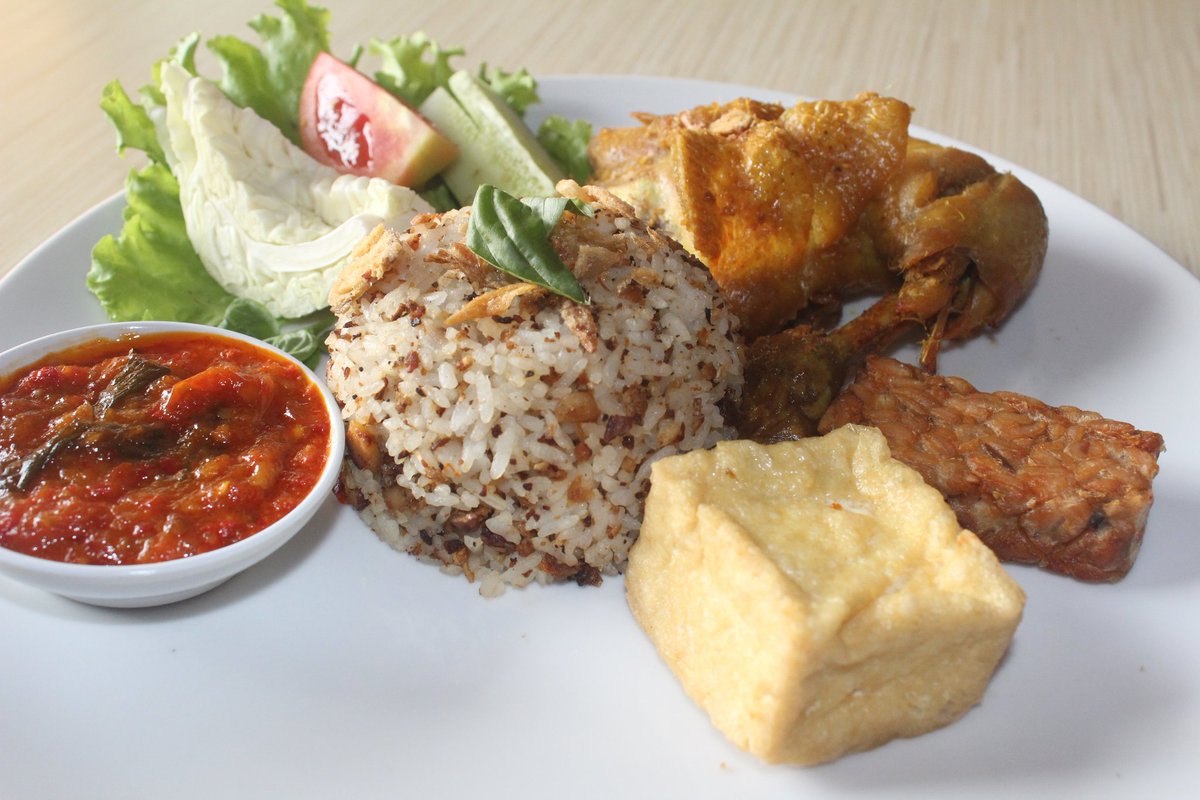 subangtalkcom's tweet photo. Wuiih mantabs neh zon! Sikat aneka nasi tutugnya di @DapurTutug dan menu tradisional lainnya https://t.co/ZPEFIkNH0L