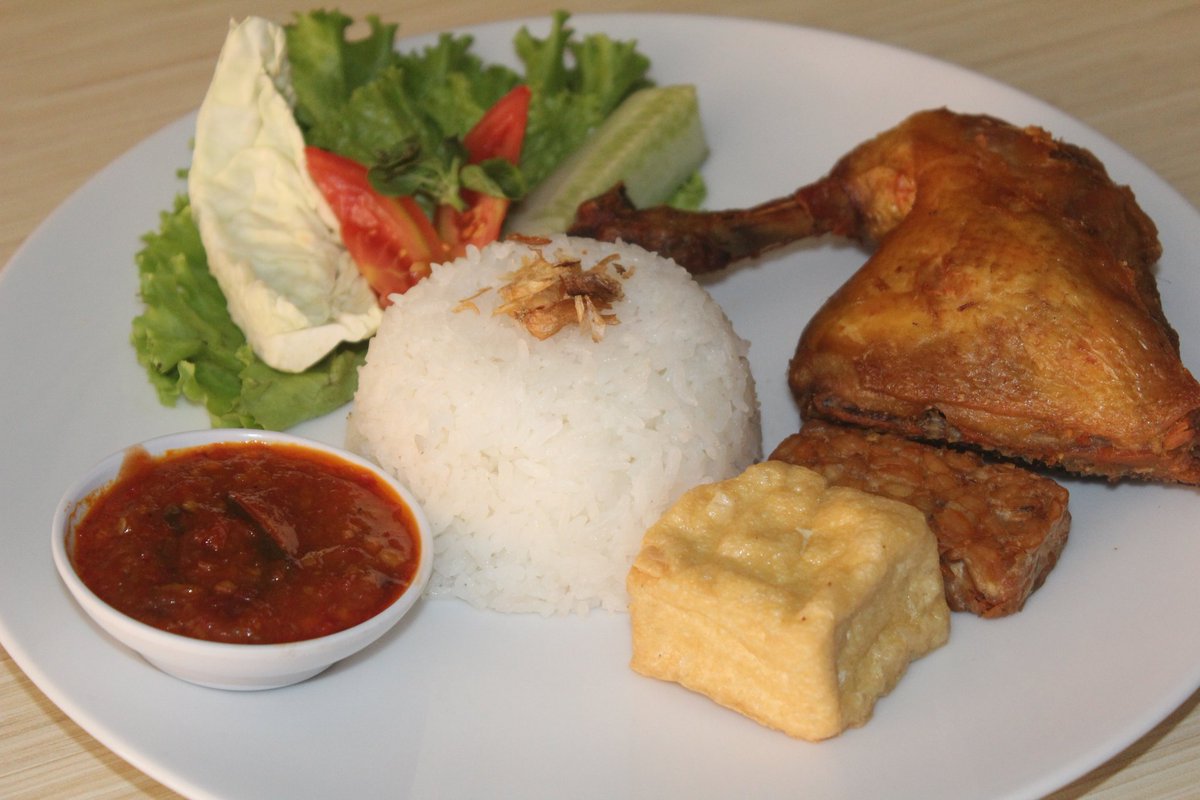 subangtalkcom's tweet photo. Wuiih mantabs neh zon! Sikat aneka nasi tutugnya di @DapurTutug dan menu tradisional lainnya https://t.co/ZPEFIkNH0L