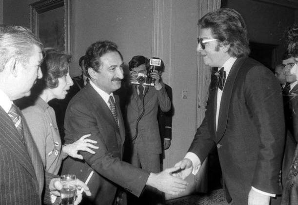 Politikacılara karşı hep aynı uzaklıkta duran Zeki Müren'i, dönemin Başbakanı Bülent Ecevit ziyaret ediyor.