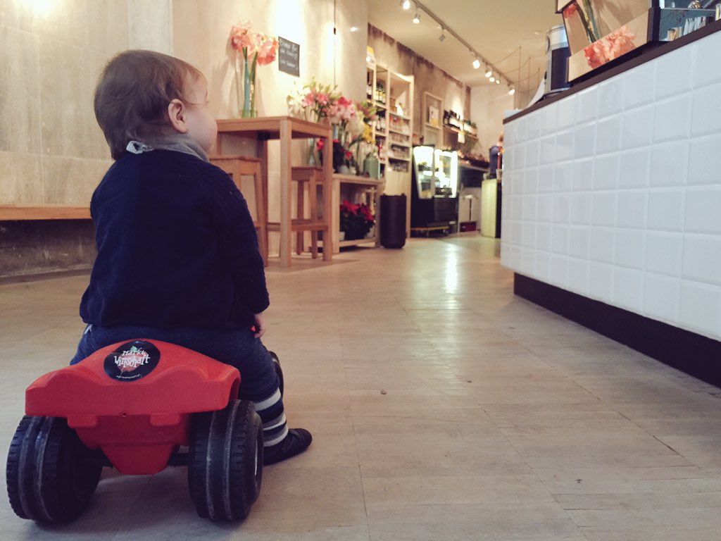 Aus dem Weg! Heute düse ich durch die Marktwirtschaft in der Siebensterngasse. #bobbycar <a href="/mrkt_wien/">Marktwirtschaft</a>