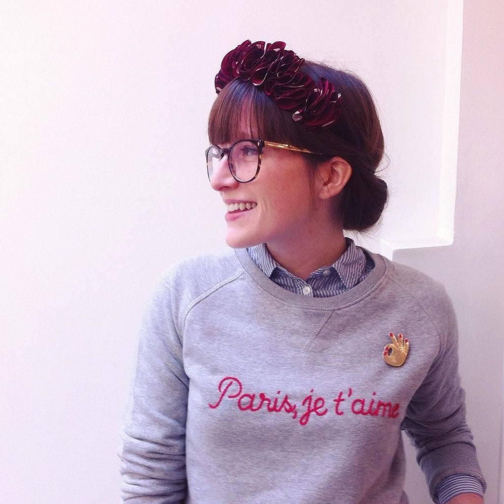La super créatrice Amy de <a href="/hellojonesie/">Hello Jonesie</a> avec son sweat brodé, sa broche en cuir <a href="/benumade/">Pauline Hagan</a> … ift.tt/1jHi1kn