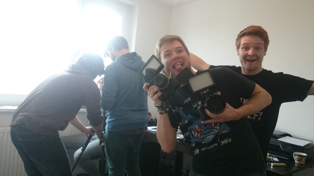 MarimaniaDe's tweet photo. Mal wieder total am Abdrehen hier in der #TuberWg 😂 https://t.co/t5nQNTM2JK