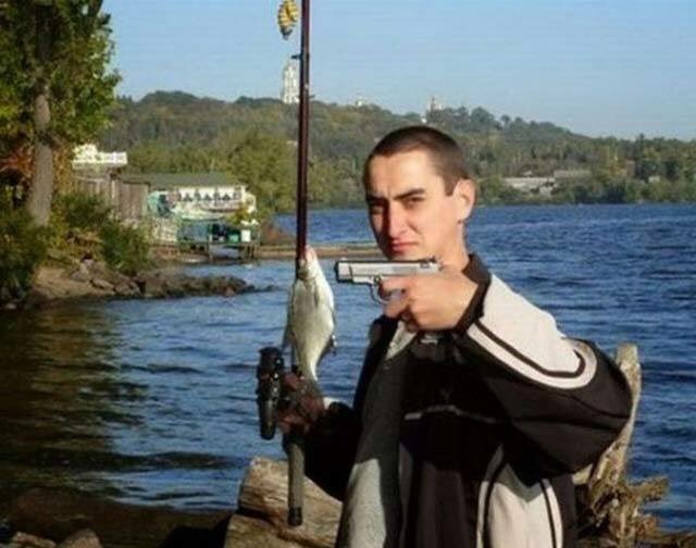 RussianProfiles's tweet photo. "Date me or the fish gets it" #RussianDatingProfiles https://t.co/7bwp8LqMmL