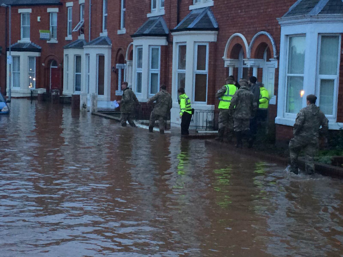 RT @britisharmy: Soldiers have been providing support to the authorities in Carlisle in aftermath of Storm Desmond