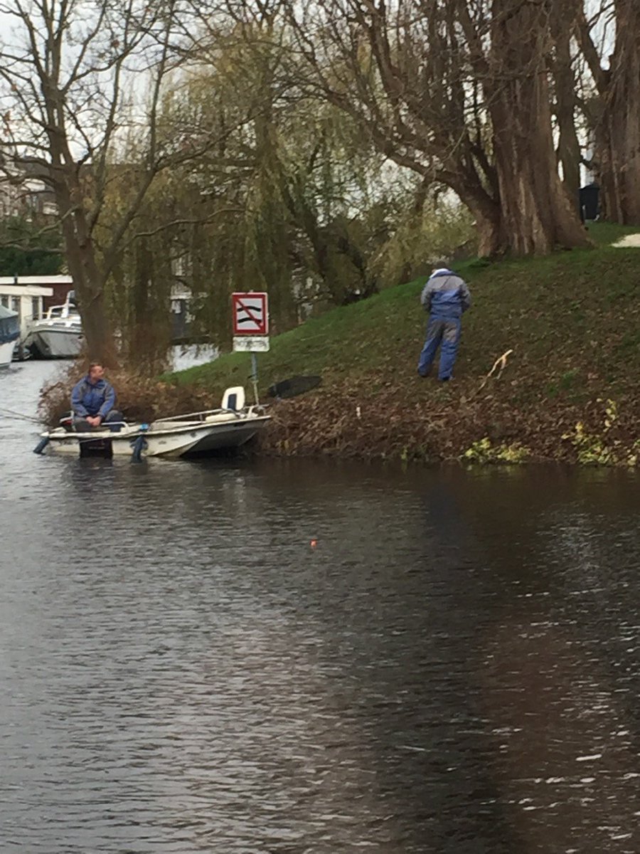#vissers #urineren op #begraafplaats #Groenesteeg #Leiden @PolLeiden @WijkagentArthur @WijkagentMirjam <a href="/raadLeiden/">Gemeenteraad Leiden</a>