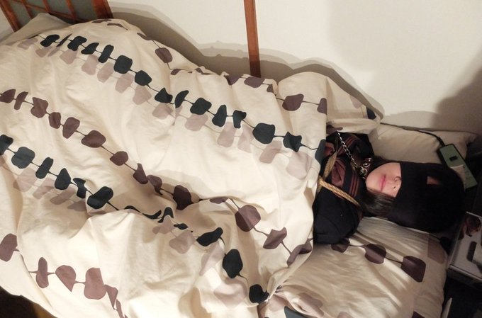 緊縛された女子高生に布団を被せるだけで監禁感が半端ない。 