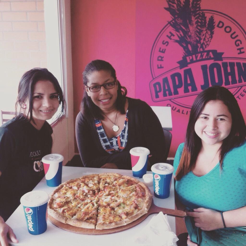 Andrismar5's tweet photo. Compartir con mis súper amigas. #maritza #lizmary #dora https://t.co/yKTn3znVpD