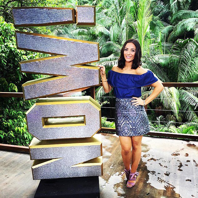 sats_style's tweet photo. Shop @FrankieBridge's outfit:

TOP: https://t.co/fFE17QdyeX
SKIRT: @MissSelfridge
SHOES: https://t.co/gAPC8hszD7 https://t.co/EeHD6VU9PB