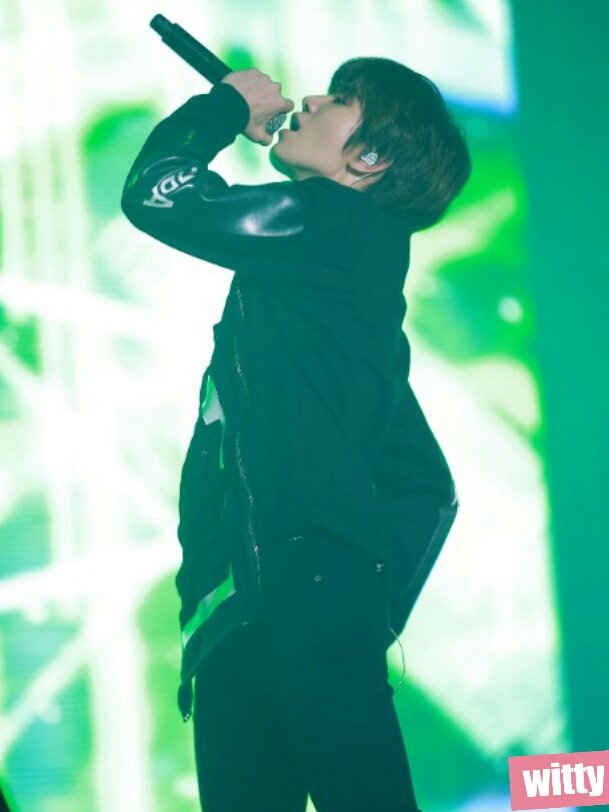 witty0903's tweet photo. 151206 무대위에 있는 #성종 모습이 넘나 좋은것...💐 https://t.co/YRSJAwxNQa