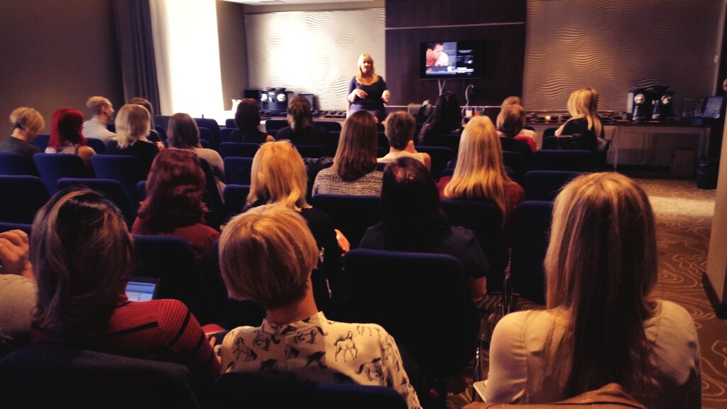 dkmkr8tiv's tweet photo. @heavenskincare #heavenawards captive audience. Deborah at her #best. #Training #rwbirmingham https://t.co/3NhlDj77Yl