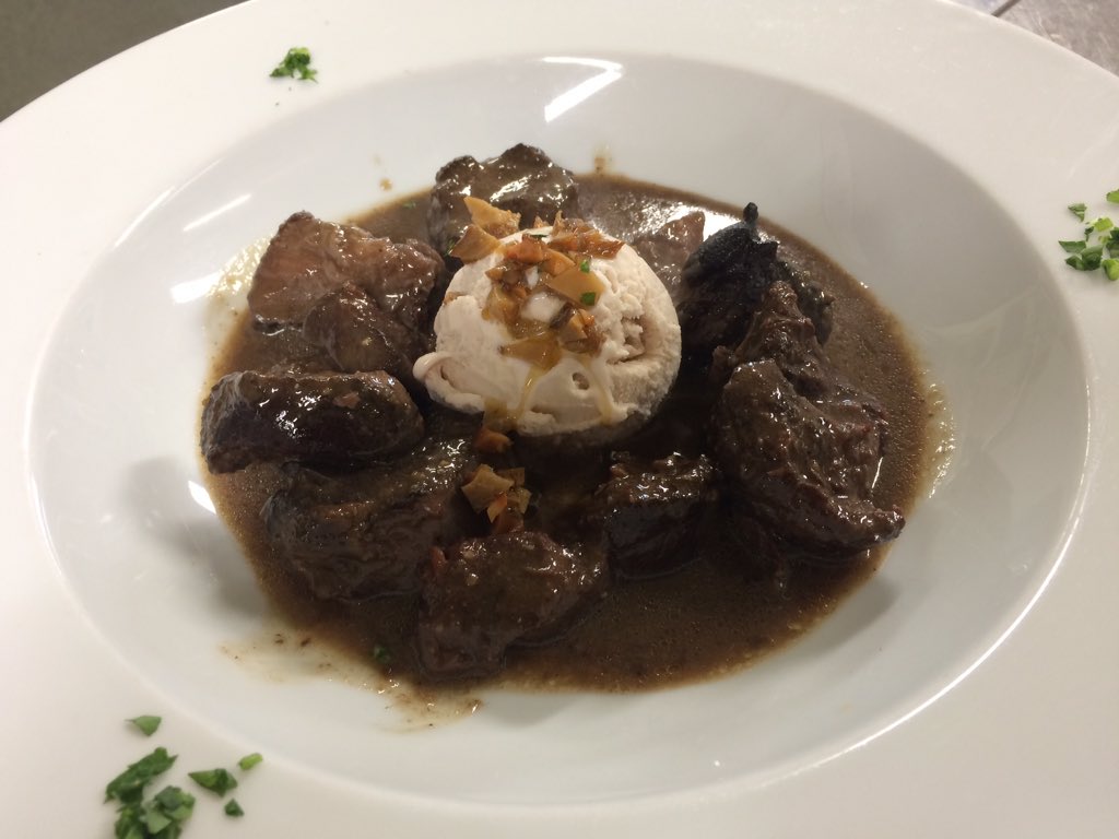 LAVILLADECORSA's tweet photo. Civet de senglar amb gelat de castanyes, acompanyat d'un bon vi com el Cop de Vent D.o. Empordà . https://t.co/vU9TO0uUX1