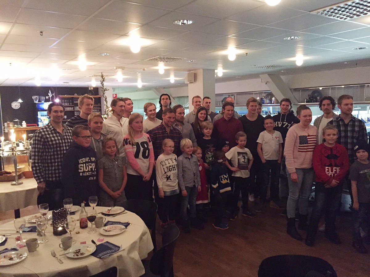 Idag var Barncancerfonden Västra på besök i Kinnarps och åt julbord ihop med spelarna. En fantastisk dag! #HV71