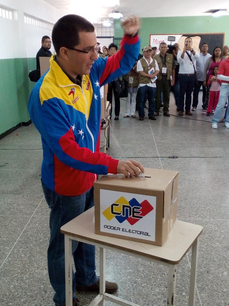 #Ahora Vicep. Arreaza ejerce su derecho al voto #LosDeChávezAVotar