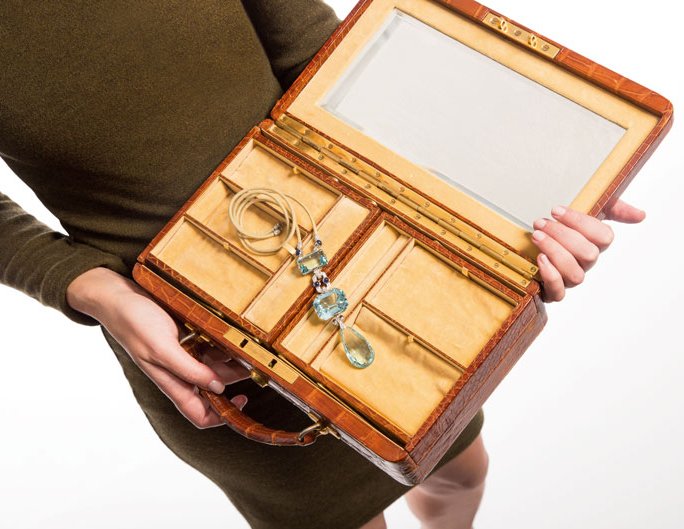 SothebysHomesP's tweet photo. Inside the vault: 7 @Sothebys jewellery experts pick their favorite pieces: https://t.co/SobYvhuwlx https://t.co/A7euSiRNoX