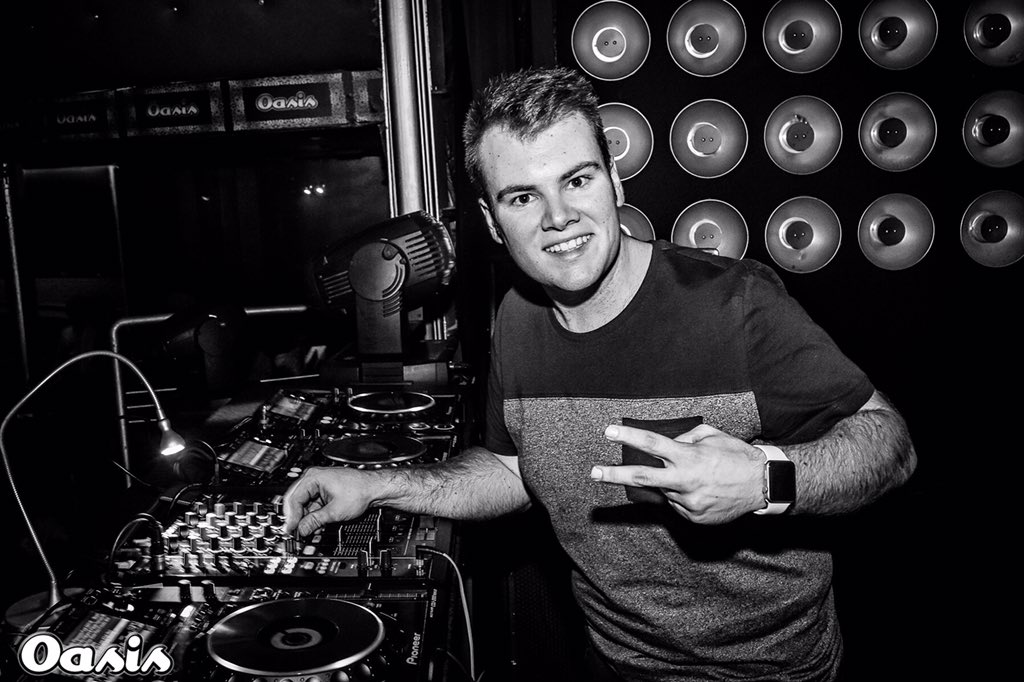 Viernes en Oasis, sabado en Magallón y por si no has tenido suficiente...
Esta noche a partir de las 2 en Oasis! 🙌🏻