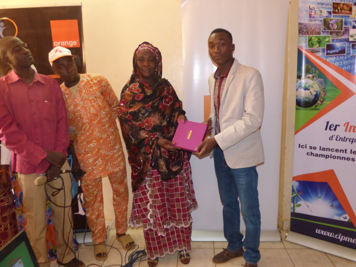 Cipmen's tweet image. Remise officielle d'un Tablette à la maternité Yantala. #Hack4dev #Team227 #Fakarey