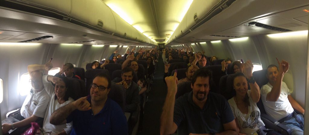 MariaAlesiaSosa's tweet photo. Emocionante foto de un vuelo Caracas-Nueva York este domingo #6D #Parlamentarias2015 https://t.co/eeCZM43DFv