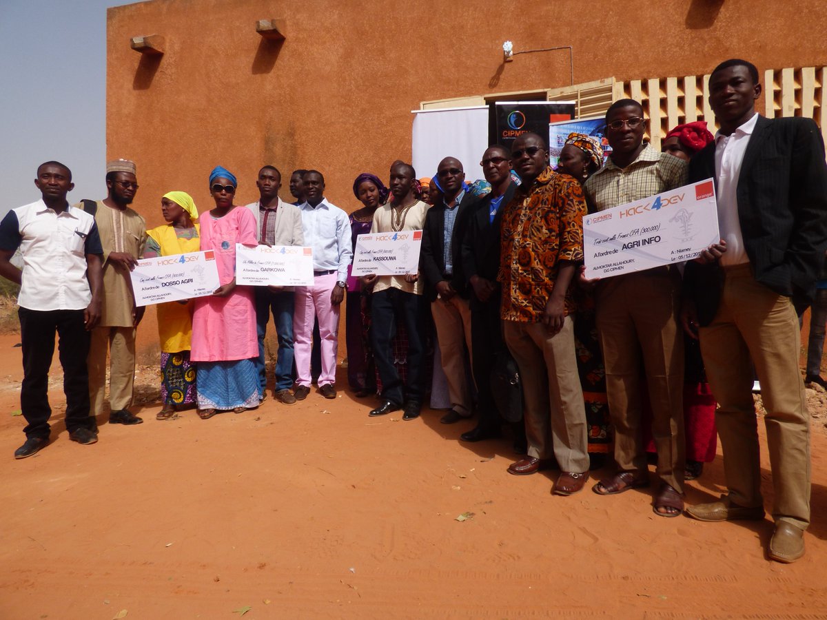 Cipmen's tweet image. Photo de famille de cette remise du prix national #Hack4dev.