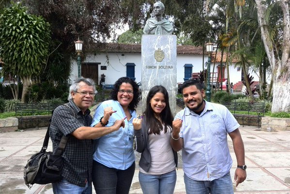 VTVcanal8's tweet photo. ¡Familia que vota unida permanece unida! 

Como ellos participa en las #Parlamentarias2015 https://t.co/XOj3h1h2h0