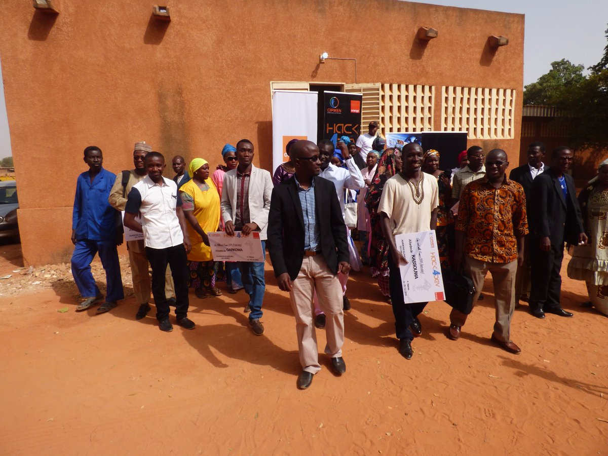 Cipmen's tweet image. La cérémonie prend fin sur cette belle photo qui annonce les préparatifs pour la seconde édition du #Hack4dev.