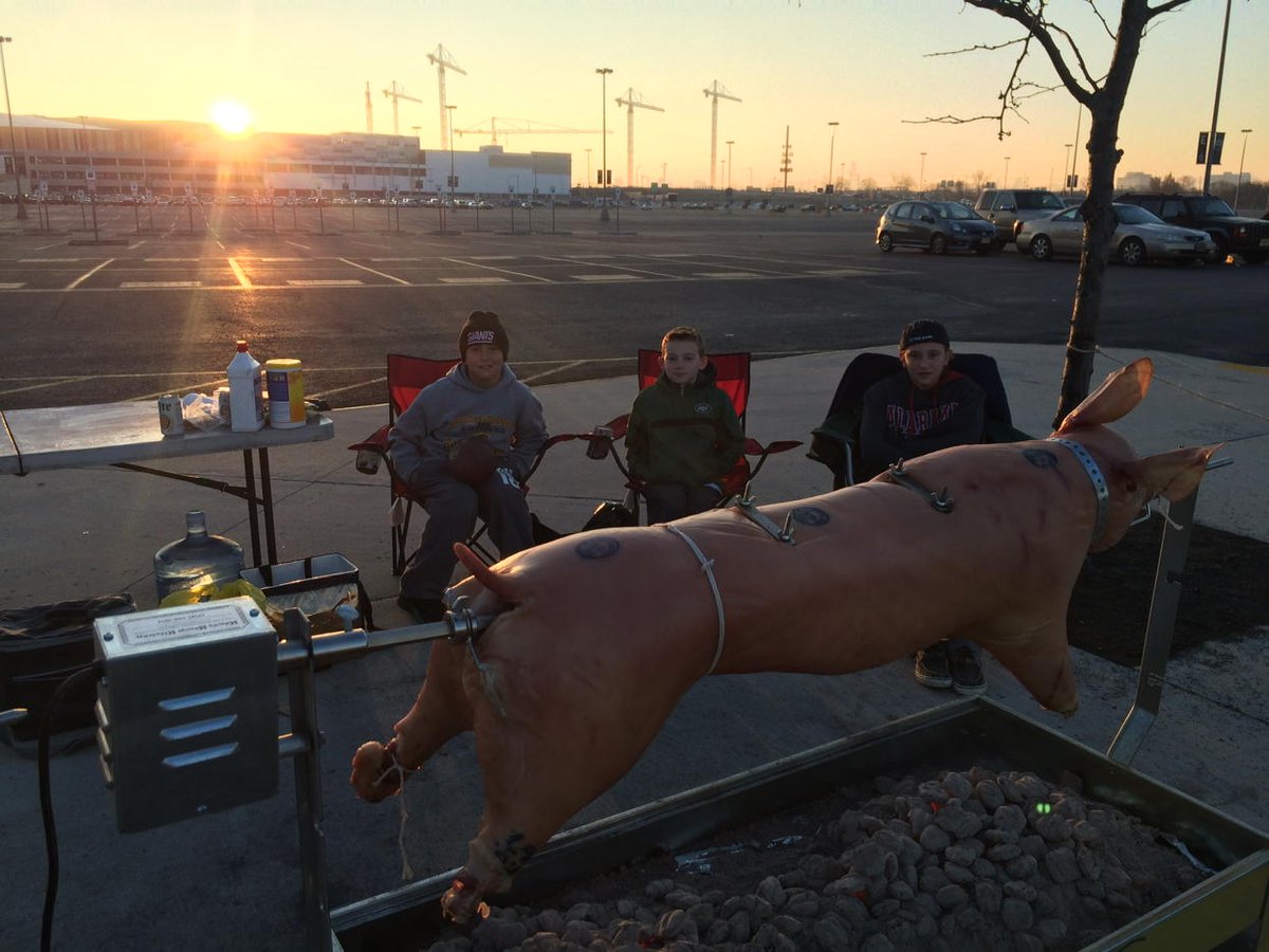 PIGGUYNYC's tweet photo. The boys are ready to "Slap that Pig!"#pigturesnyc https://t.co/PbUdSOm9UX