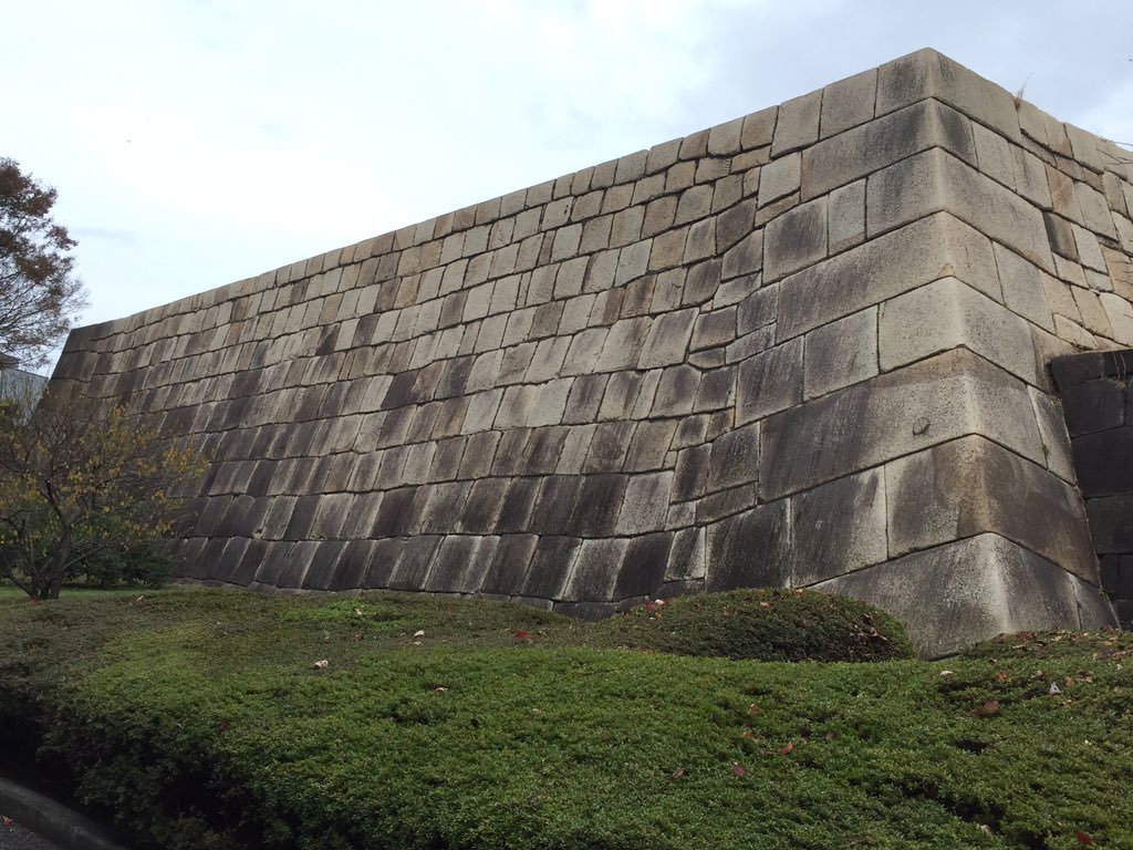 furuse_satoshi's tweet photo. 紅葉や松、宮内庁に警視庁騎馬隊と見所多数の皇居乾通り一般公開。石垣フェチの自分としては、太田道灌、藤堂高虎、加藤清正、彼らの思想、哲学を存分に享受した。やはり東京のシンボルとして江戸城再建計画は実現させてほしい。 https://t.co/mpVqKzf7H7