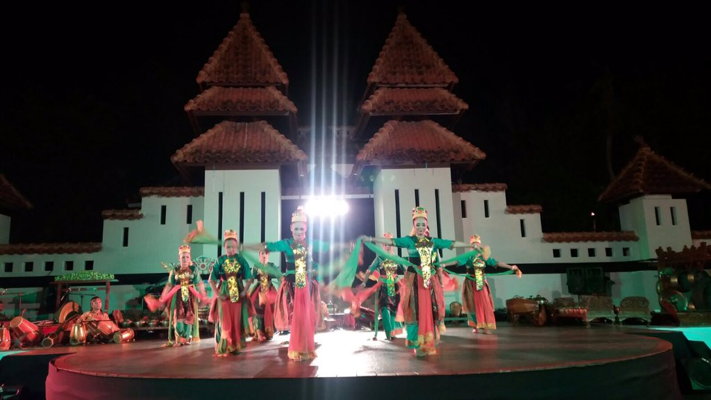 malam ini, workshop &amp; sarasehan ronggeng diikuti ratusan peserta penyuluhan seni dr daerah se-Jawa, (Kuningan,6/12)