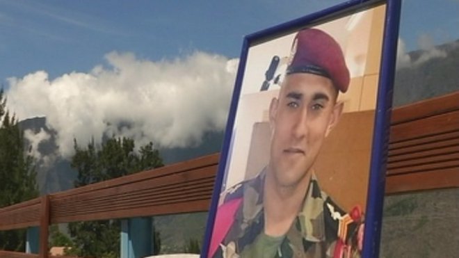 OpexNews's tweet image. Antony Bigoni, soldat réunionnais, inhumé ce dimanche, chez lui, à Cilaos. reunion.la1ere.fr/2015/12/05/ant… #1erRCP #stress