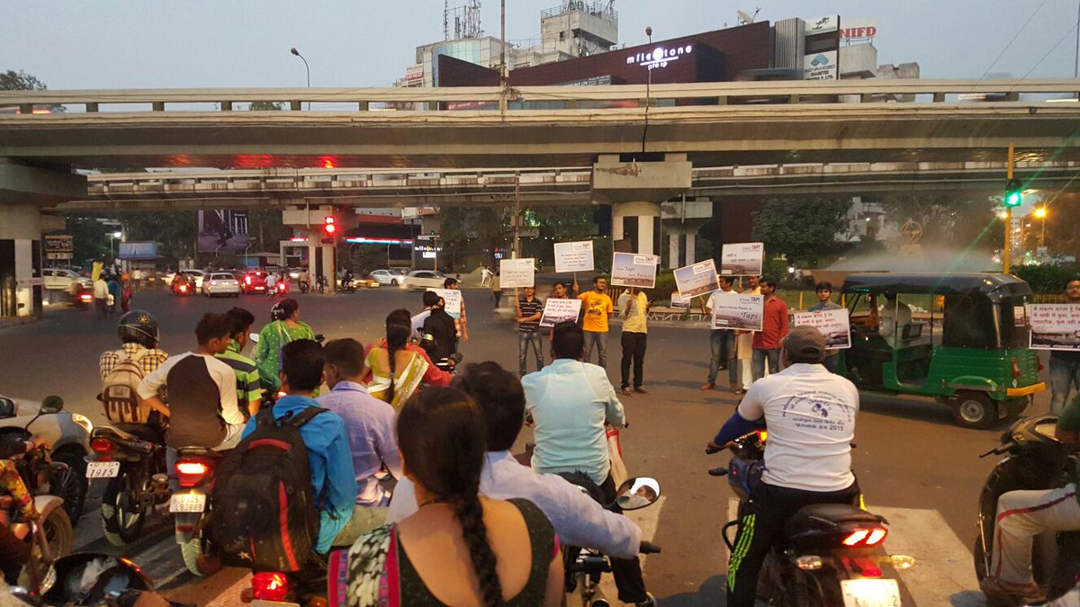 CleanTapi's tweet photo. #CleanTapi Awarness program at Athwagate Circle. 

Cc: @anandibenpatel @mgsmgujarat 

#CleanIndia #SwachhBharat https://t.co/EvcsDNStyb