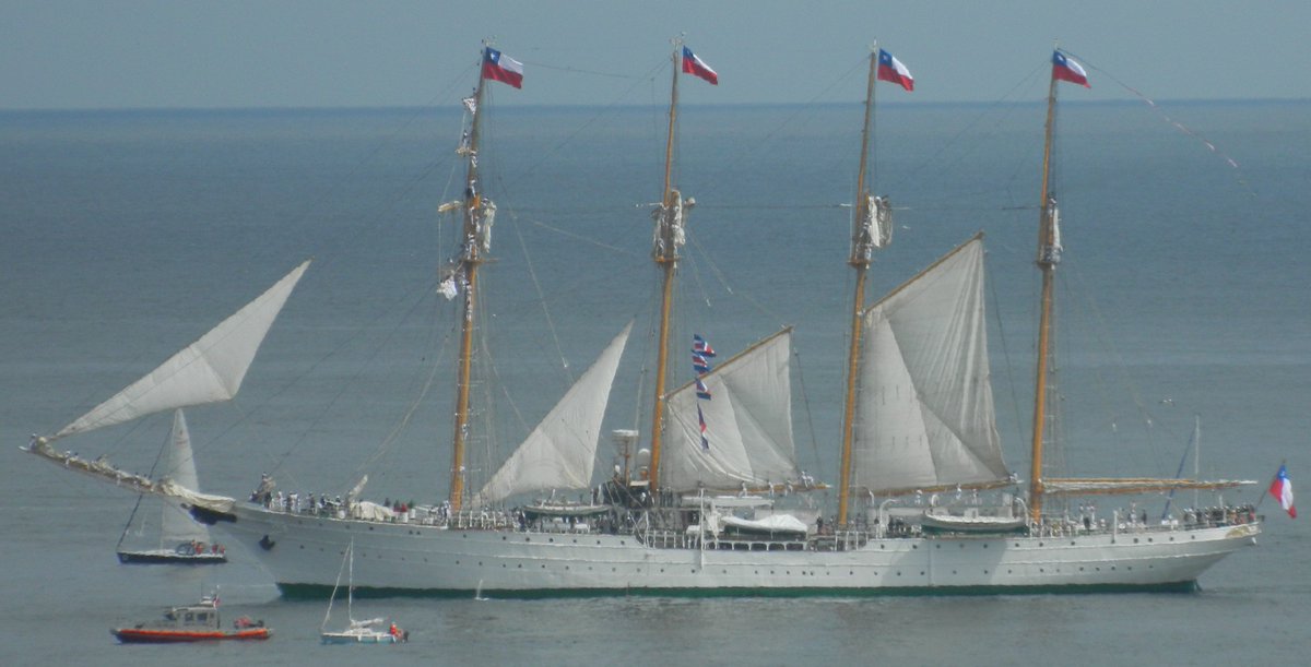 Off_Valpo's tweet photo. buque escuela @Esmeralda_Chile pasa frente a #Viña_del_Mar escoltado por veleros, lancha y helicóptero @Armada_Chile https://t.co/gU7kmLTLMu