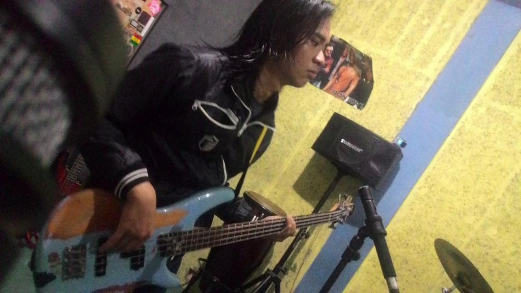 nomajorlabel's tweet photo. BRIDLED MIND dari @HatBlues sebagai persembahan terakhir di #JAMMINGGoesToStudio bareng @HBFISIPUB
Sukses! https://t.co/R9ZSgeBtd7