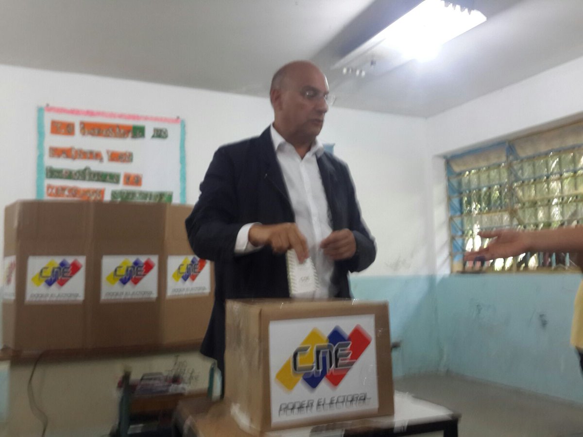 leoperiodista's tweet photo. Ya voto candidato(MUD-C3) William Dávila lo hizo en el Liceo Caracciolo Parra-La Parroquia https://t.co/WKZvRC5ViY