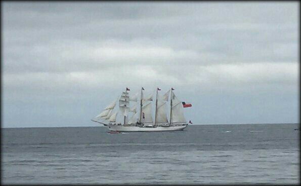 Esmeralda_Chile's tweet photo. Buque Escuela Esmeralda @Armada_Chile entrando a la bahía de #Valparaíso, último puerto del #LXCruceroDeInstrucción https://t.co/TJdz6e4voN