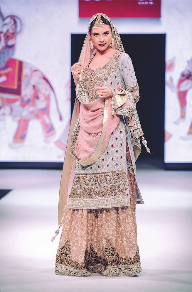 AsianaTV's tweet photo. #ABS2015: Hoor By Qasim's catwalk consisted of timeless couture, rich in heritage&amp;culture, befitting of a Queen https://t.co/LBFFmrCRPc