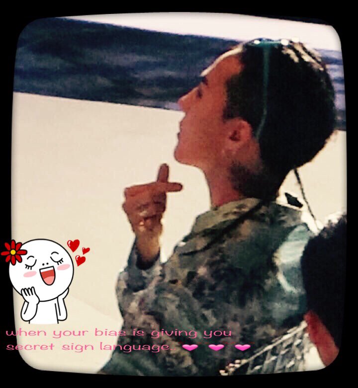 Tim_GDBaby's tweet image. 😘😘😘😘 when your bias is giving you secret sign language..🌱🌱🌱🌱 #gdragon
