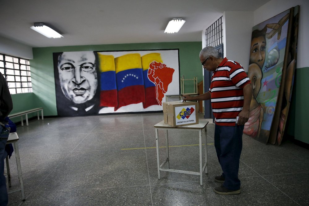 noticias24's tweet photo. La fiesta electoral se enciende en Venezuela: miles de personas votan este domingo - https://t.co/O6y4Wuvcct https://t.co/ZNHRqgC9vm