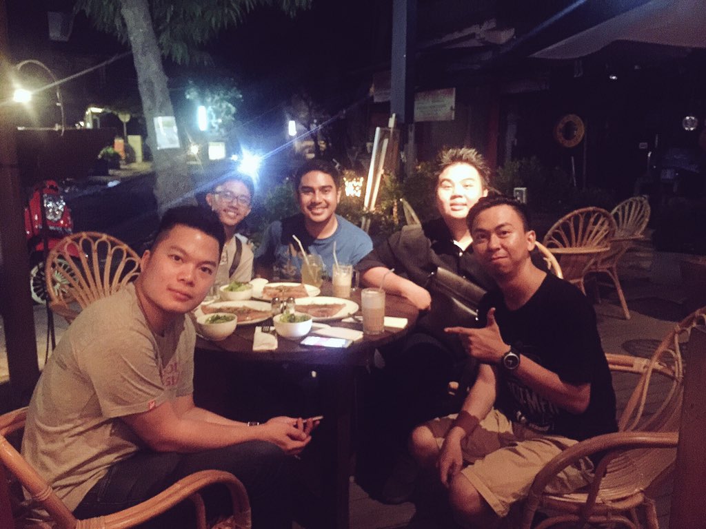 Dan sekarang mari makan malam bersama teman² drummer di Bali. Terima kasih support dan pinjaman alatnya :)