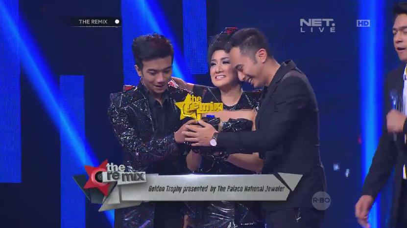 mdtvindonesia's tweet photo. Selamat MONOSTEREO! Kalian bawa pulang Golden Trophy &amp; uang senilai 200 juta! #TheRemixNETHUAWEI https://t.co/ukvIxinEzL