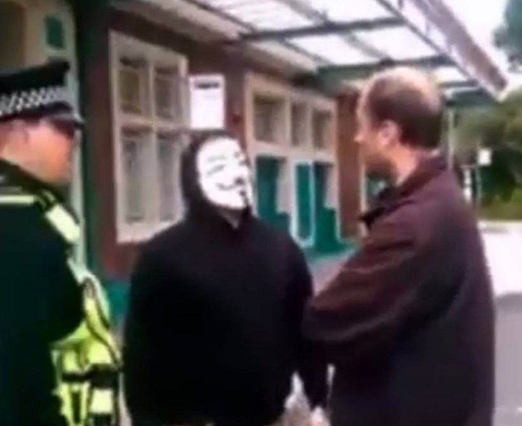 LatestAnonNews's tweet image. Anonymous affiliated group poses as 14-year-old girl to catch paedophile. #OpDeathEaters metro.co.uk/2015/12/06/ano…