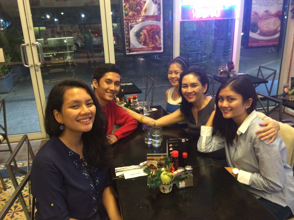 risahontiveros's tweet photo. Smiling w/ @getyourKIKOn, @issypeasy, @hellnahh &amp; Sinta after his 23rd birthday dinner tonight at Almon Marina 😊🎂❤️ https://t.co/ftMtEgwImP