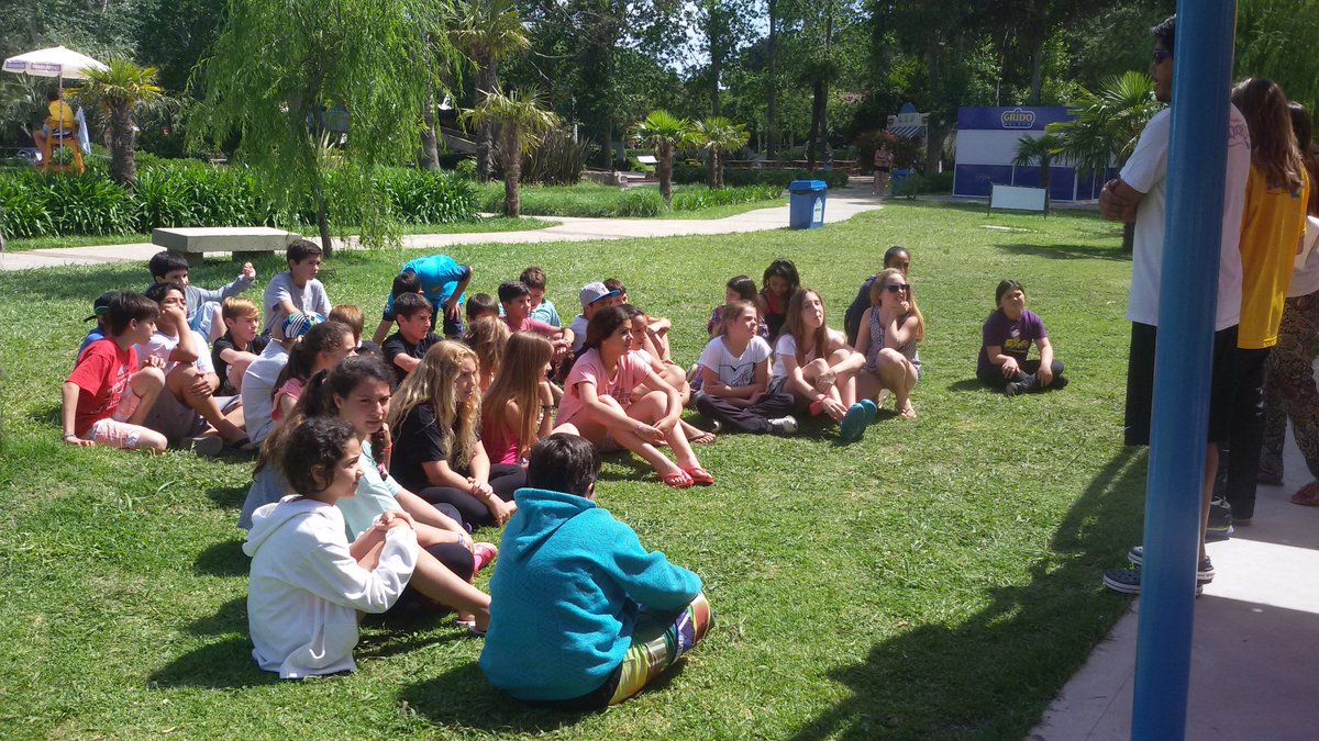 MipuebloJNFdez's tweet photo. Alumnos 6to año Esc Condesa de Sena y Esc N° 17 en #Acuopolis #Felices @dominiquemetz @todonoticias #Egresados2015 https://t.co/2iMvW71soc