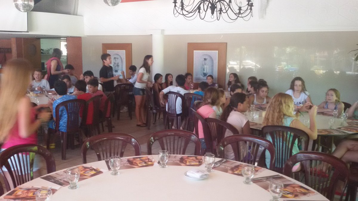MipuebloJNFdez's tweet photo. Alumnos 6to año Esc Condesa de Sena y Esc N° 17 en #Acuopolis #Felices @dominiquemetz @todonoticias #Egresados2015 https://t.co/2iMvW71soc