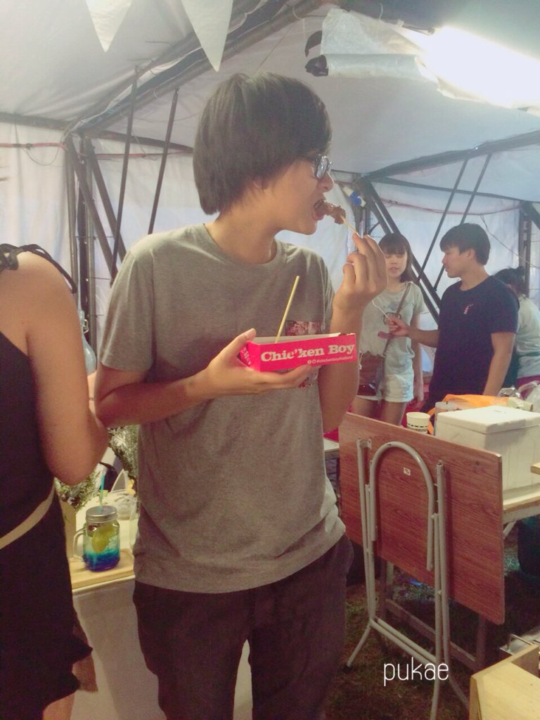 Nann_91's tweet photo. Nann_FC: ถ่ายละครเสร็จก็รีบมาขายน้ำต่อ ~หิวแค่ไหนคงไม่ต้องบอกเนอะ #Heartmadegallery #areafive #Nann https://t.co/nuVXMuWTz7"