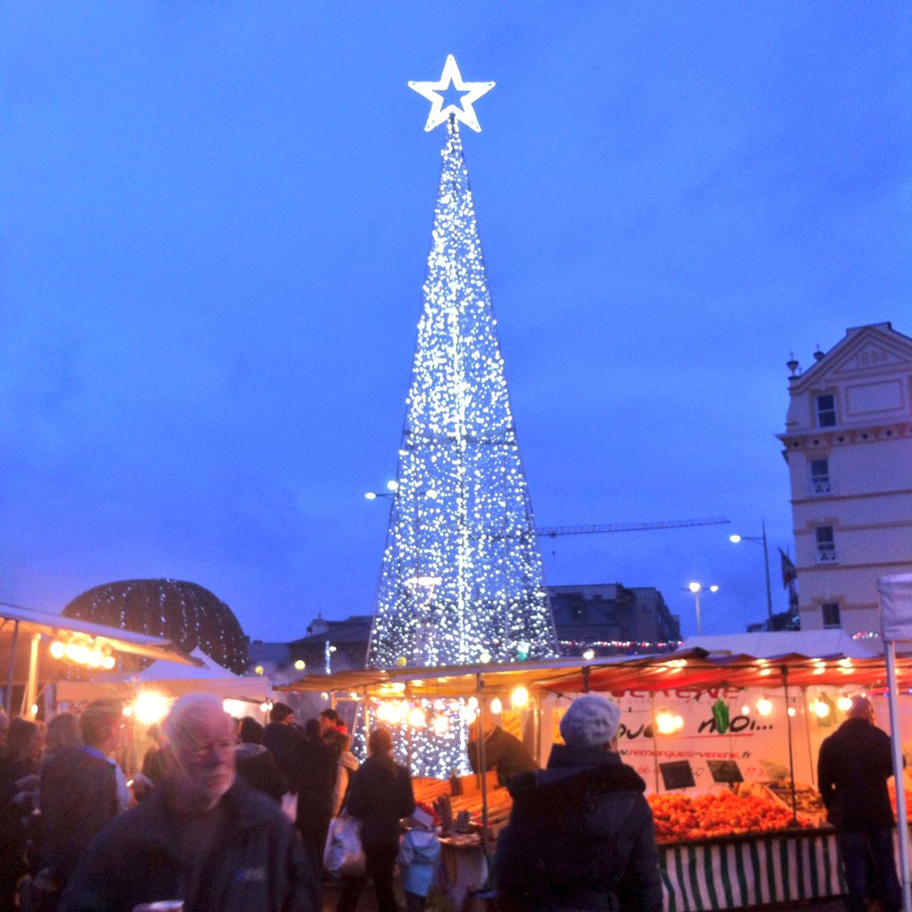 GaryBurgessCI's tweet photo. A trip to the Normandy Market and a mulled cider before the Xmas parade. Busy here in St Helier. https://t.co/4pbwDmHPbV
